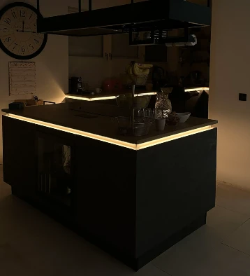 Beispiel eines Lichtkonzepts in der Küche mit Beleuchtung zwischen Arbeitsplatte und Unterschränken
